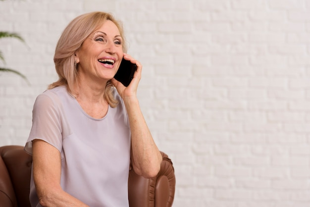 Foto gratuita donna senior che parla sul telefono