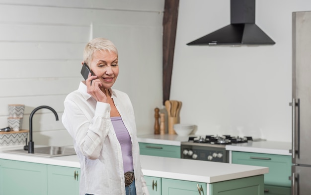 Foto gratuita donna senior che parla sul telefono