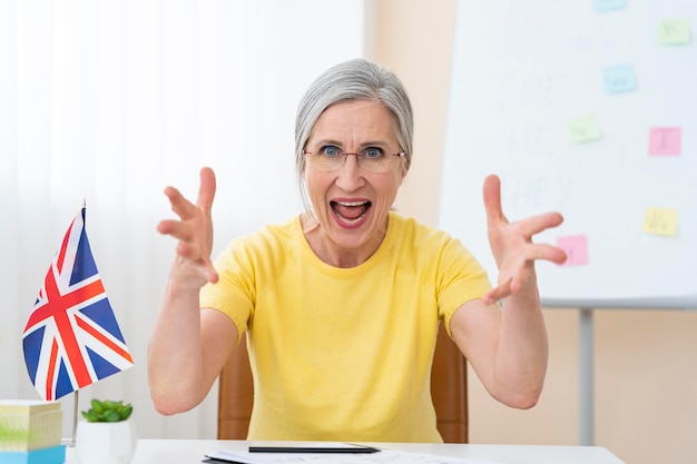 自宅で英語のレッスンを教える年配の女性