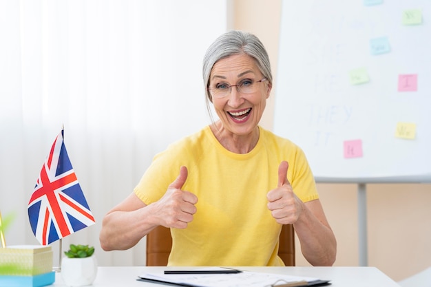 Foto gratuita donna anziana che insegna lezioni di inglese