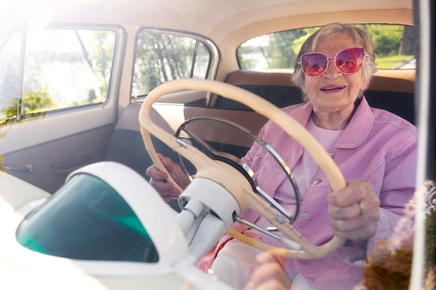 車で一人旅する年配の女性