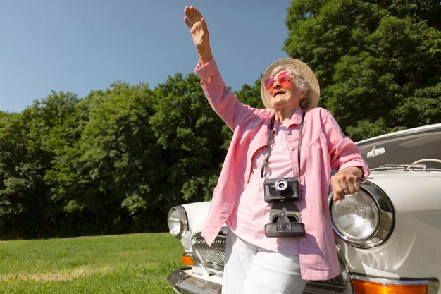 Foto gratuita donna anziana che viaggia da sola e si diverte