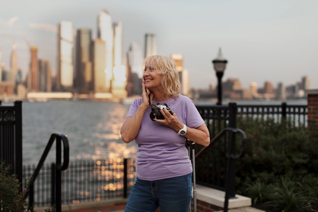 世界を旅する年配の女性