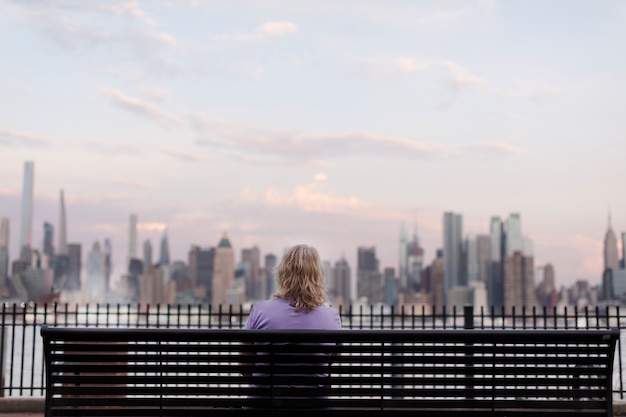 Foto gratuita donna anziana in viaggio per il mondo