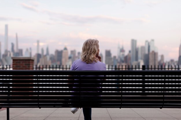 世界を旅する年配の女性