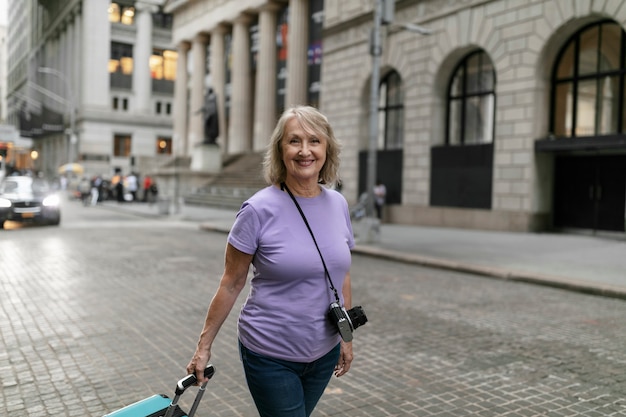 Foto gratuita donna anziana in viaggio per il mondo