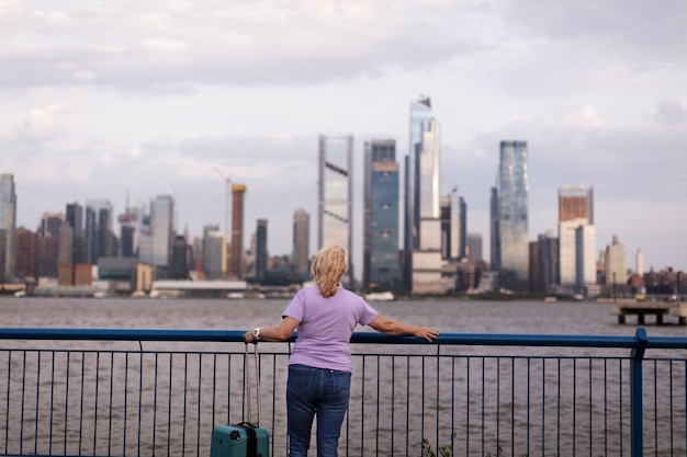 Foto gratuita donna anziana in viaggio per il mondo