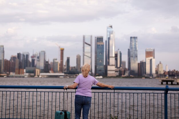 Donna anziana in viaggio per il mondo