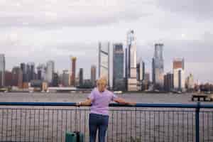 Free photo senior woman traveling areound the world