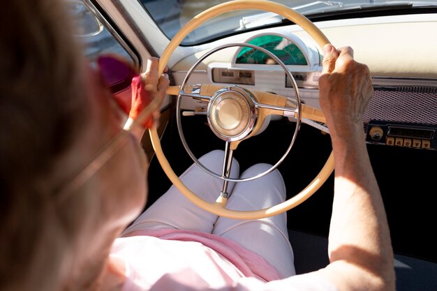 昼間車で旅行する年配の女性