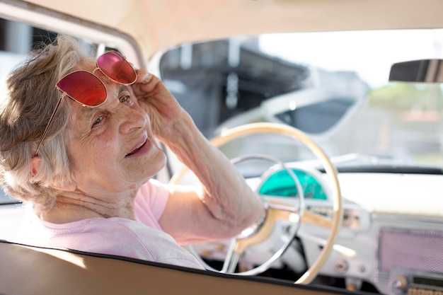 昼間車で旅行する年配の女性