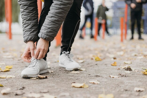 運動する前に靴ひもを結ぶ年配の女性