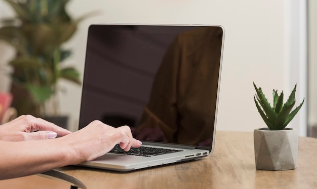 Foto gratuita donna senior che per mezzo di un primo piano del computer portatile