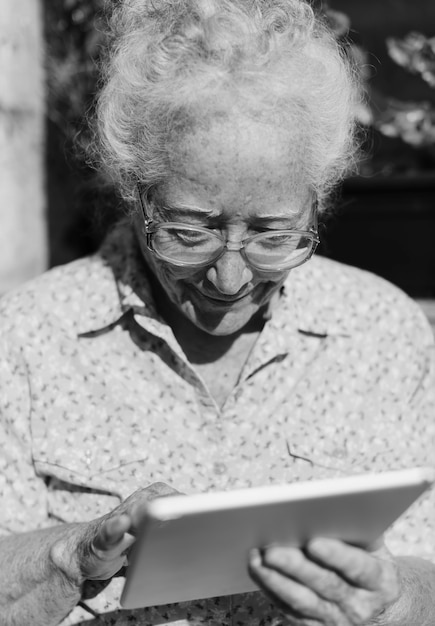 Free photo senior woman using a tablet