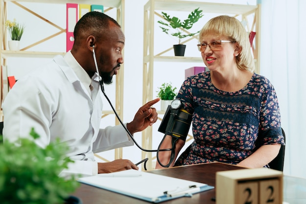 A senior woman visiting a therapist at the clinic