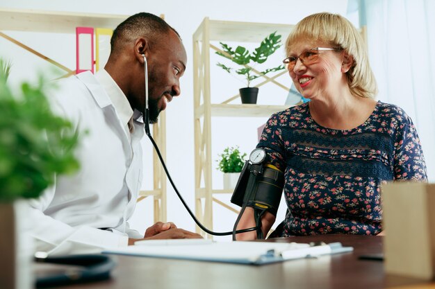 Free photo a senior woman visiting a therapist at the clinic