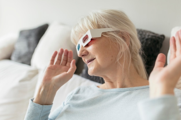 Free photo senior woman watching movie