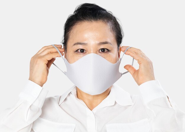 白いフェイスマスクを身に着けている年配の女性covid-19キャンペーンデザインスペース