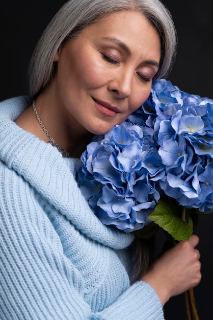 Foto gratuita senior donna con bouquet di fiori