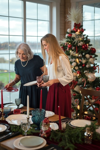 クリスマスに娘と年配の女性