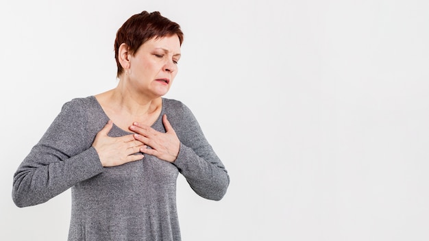 Foto gratuita donna senior con problemi di salute