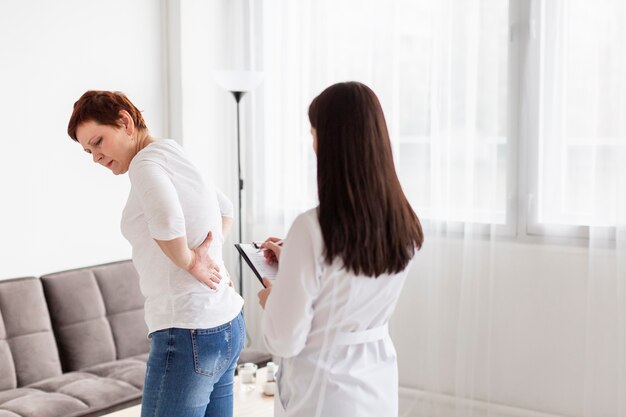 医療上の問題を持つ年配の女性