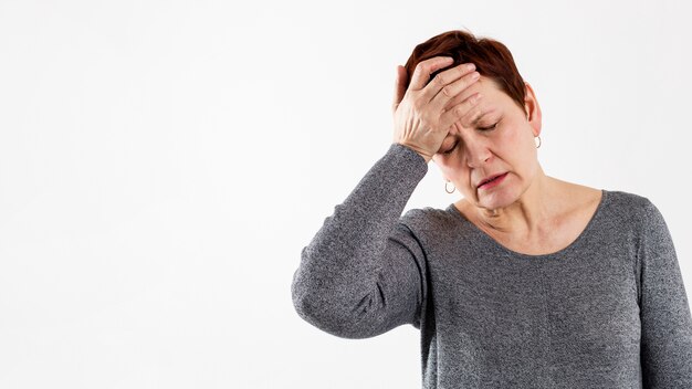 医療上の問題を持つ年配の女性