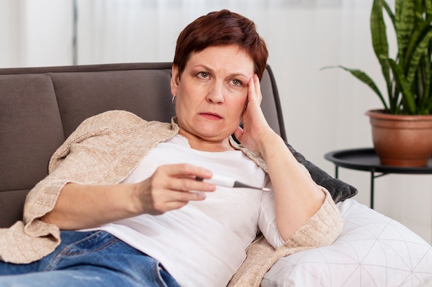 Foto gratuita donna senior con problemi di salute