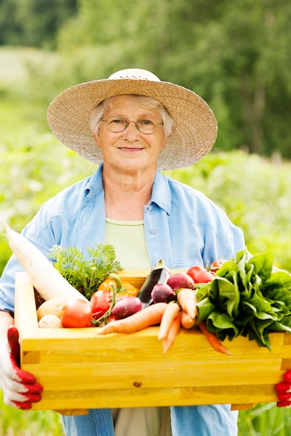 Старшая женщина с овощами