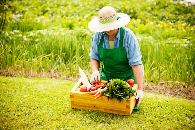 野菜を持つ年配の女性