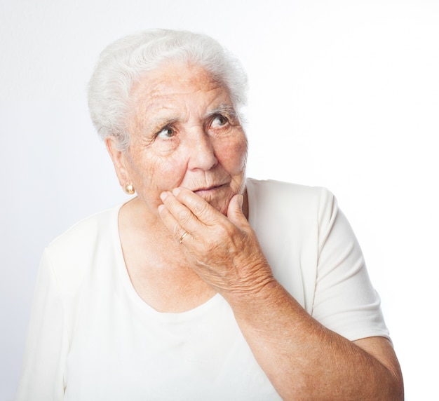 Старшие женщины беспокоятся с рукой на лице