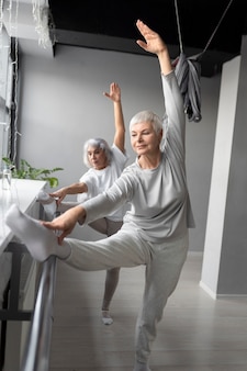 Donne anziane che fanno esercizi di fitness in palestra