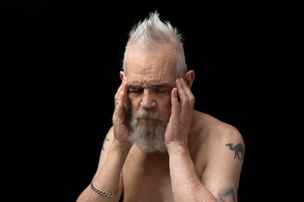 Free photo sensitive old man portrait in studio