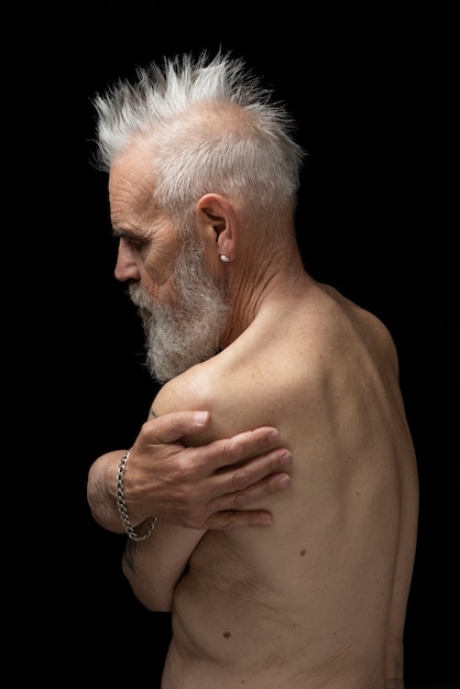 Free photo sensitive old man portrait in studio