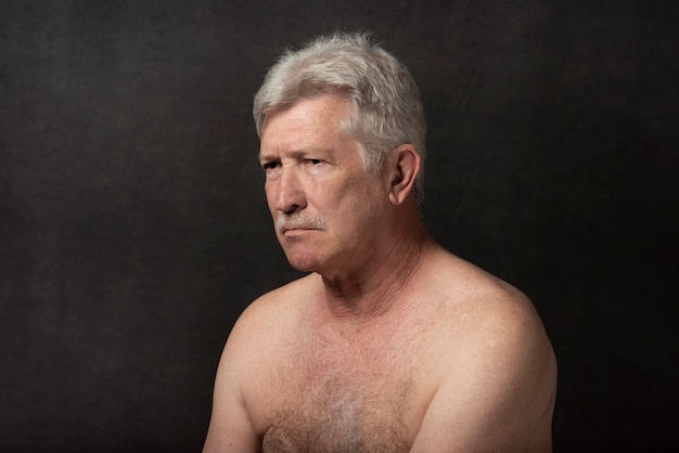 Free photo sensitive old man portrait in studio