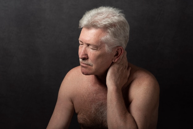 Free photo sensitive old man portrait in studio