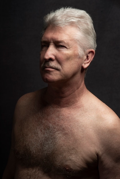 Free photo sensitive old man portrait in studio