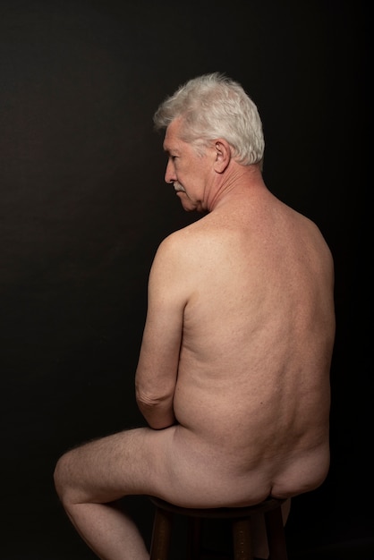 Foto gratuita ritratto di uomo anziano sensibile in studio
