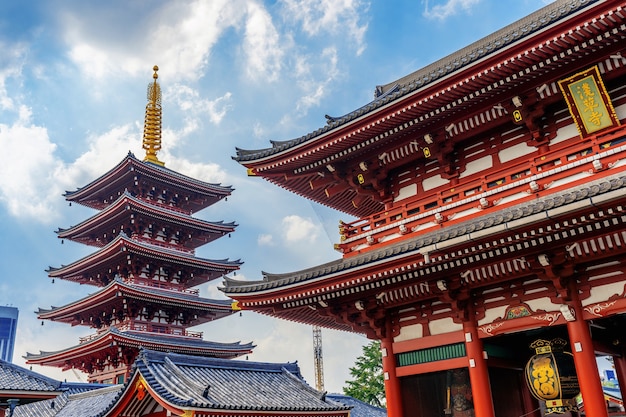 Храм Сэнсо-дзи в Асакуса, Токио, Япония.