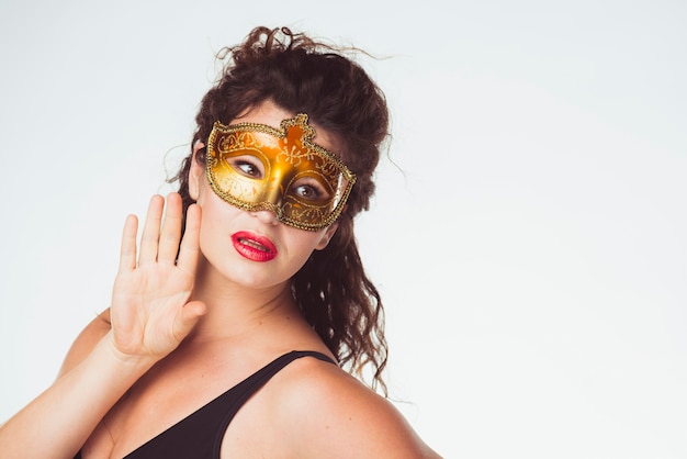 Foto gratuita sensuale donna adulta in maschera d'oro