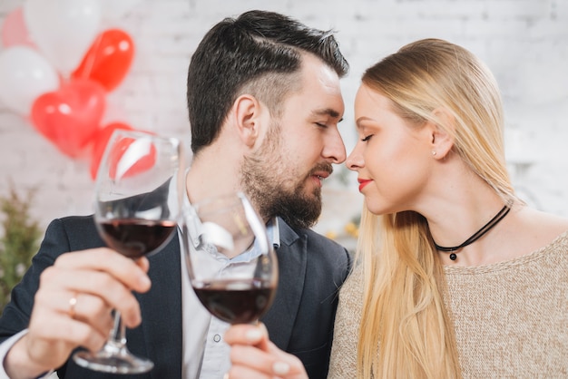 無料写真 官能的なカップルはワインとチャリン