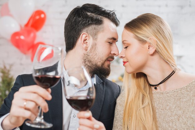 官能的なカップルはワインとチャリン