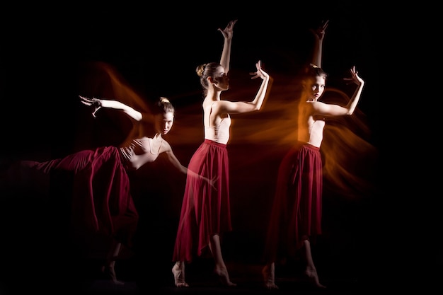 Foto gratuita la danza sensuale ed emozionante della bellissima ballerina