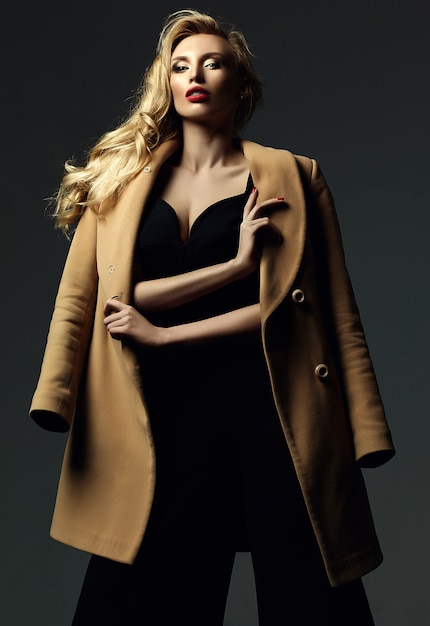 чувственный гламур портрет красивой блондинки модели леди со свежим макияжем в классическом черном костюме и пальто
