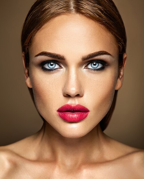 赤い唇の色ときれいな健康的な肌の顔と新鮮な毎日のメイクで美しい女性モデルの女性の官能的な魅力の肖像画
