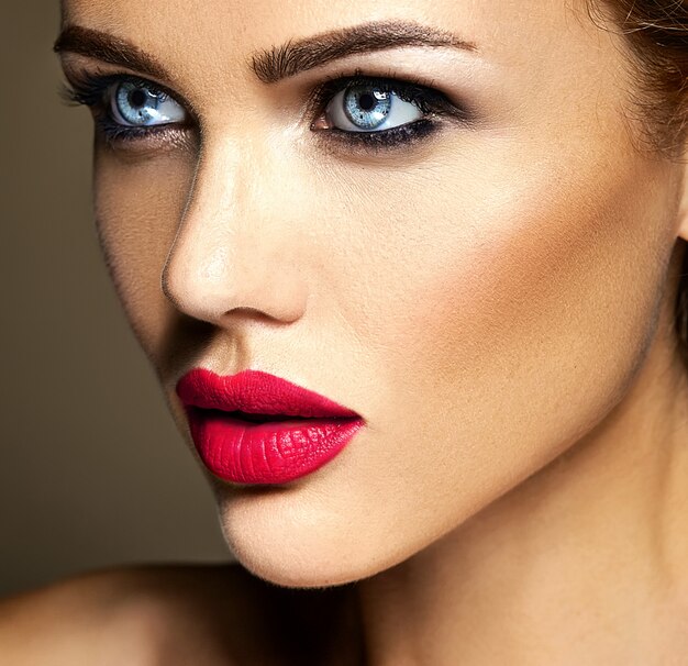 붉은 입술 색과 깨끗한 건강한 피부 얼굴을 가진 신선한 매일 메이크업 아름다운 여자 모델 여자의 관능적 인 매력 초상화