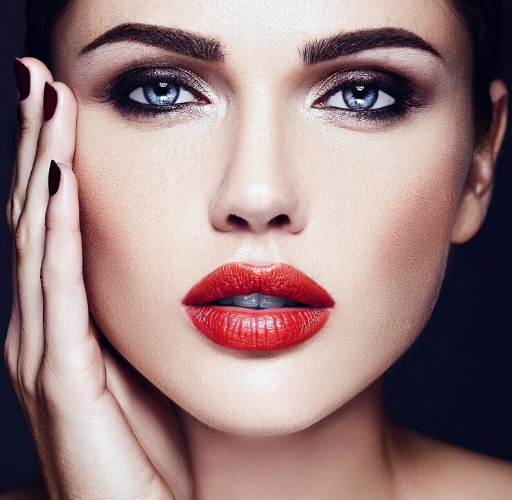 Free Photo sensual glamour portrait of beautiful  woman model lady with red lips color and clean healthy skin face