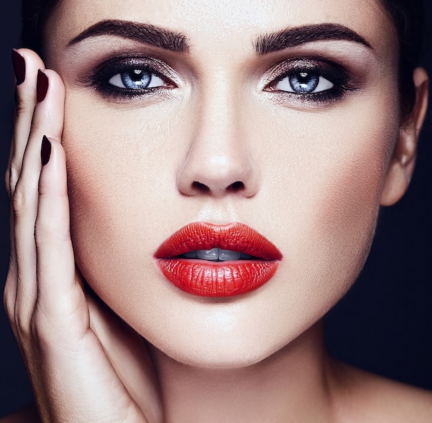 赤い唇の色ときれいな健康な肌の顔を持つ美しい女性モデルの女性の官能的な魅力の肖像画