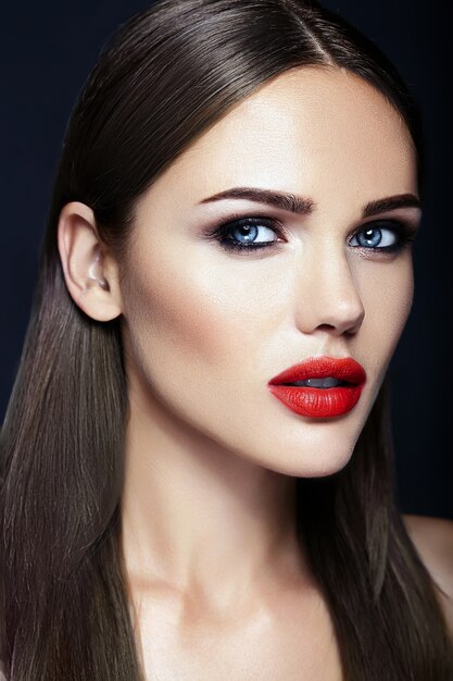 붉은 입술 색과 깨끗한 건강한 피부 얼굴을 가진 아름 다운 여자 모델 여자의 관능적 인 매력 초상화