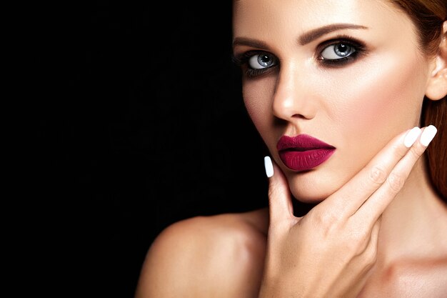 어두운 분홍색 입술 색과 깨끗한 건강한 피부 얼굴을 가진 신선한 매일 메이크업으로 아름 다운 여자 모델의 관능적 인 매력 초상화